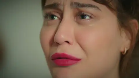 Hande confiesa el motivo por el que Ferit rompió su compromiso: “Yaman me besó” Hande confiesa el motivo por el que Ferit rompió su compromiso: “Yaman me besó”