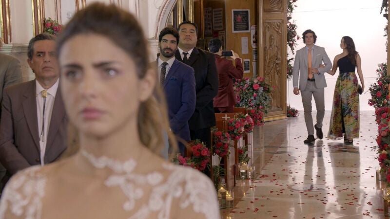Valeria y Leonel se casan en una boda triste a la que Mateo asiste obligado por Sandy