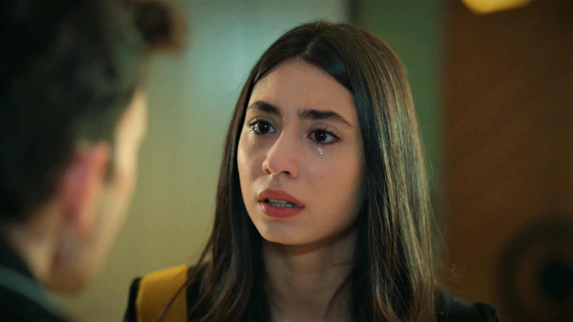 Tolga, fuera de sí, deja encerrada a Cemile al ver que está dispuesta a alejarse de su lado para siempre