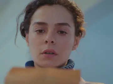 Bahar recibe un sobre con un móvil lleno de fotos de Sarp Bahar recibe un sobre con un móvil lleno de fotos de Sarp