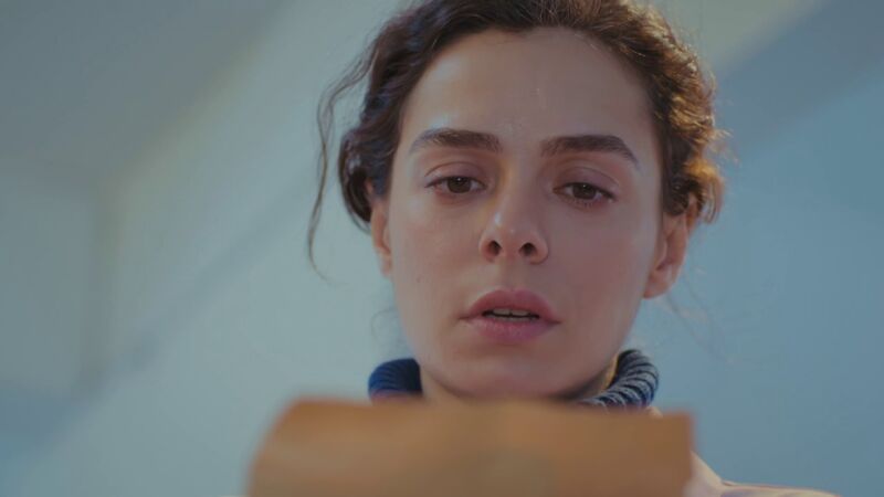 Bahar, en shock al recibir un sobre con el móvil de Sarp