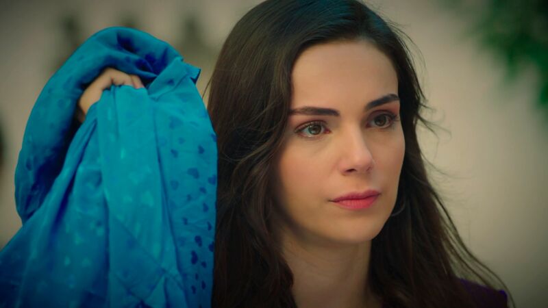 Ayse se enfrenta a Azade tras recoger su ropa de la basura: “Debería darte vergüenza”