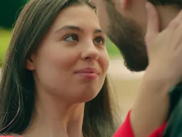 Mine se lanza y besa a Onur...¡con una inesperada reacción! Mine se lanza y besa a Onur...¡con una inesperada reacción!