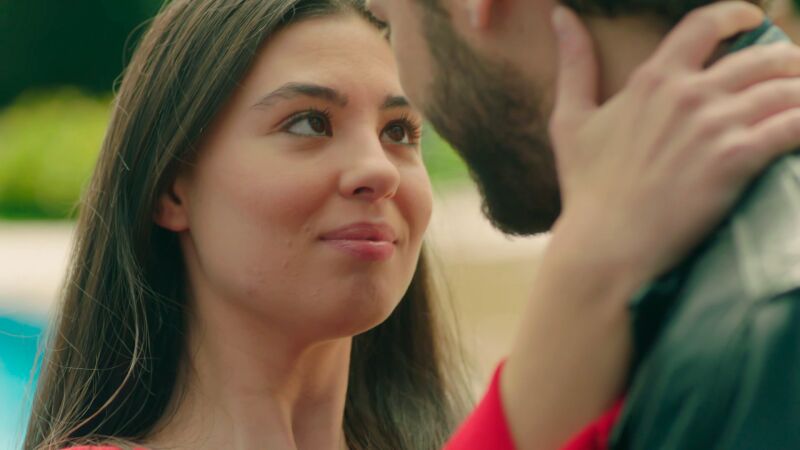 Mine se lanza y besa a Onur...¡con una inesperada reacción!