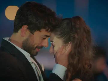 Ferit y Ayse se reconcilian entre abrazos tras llevarse el peor susto de sus vidas Ferit y Ayse se reconcilian entre abrazos tras llevarse el peor susto de sus vidas