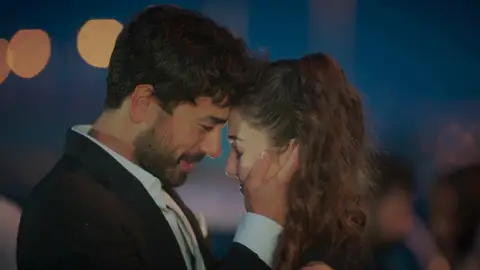 Ferit y Ayse se reconcilian entre abrazos tras llevarse el peor susto de sus vidas Ferit y Ayse se reconcilian entre abrazos tras llevarse el peor susto de sus vidas