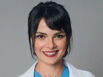 Nazli, la médica residente que lucha por Alí y desafía la discriminación Nazli, la médica residente que lucha por Alí y desafía la discriminación