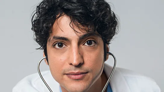 Alí Vefa, un joven médico marcado por la tragedia que encuentra en la medicina su refugio Doctor Alí