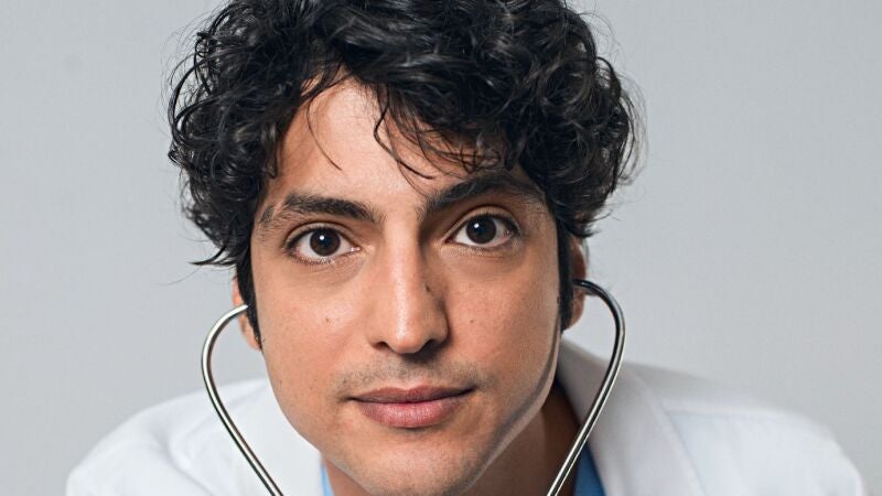 Alí Vefa, un joven médico marcado por la tragedia que encuentra en la medicina su refugio 