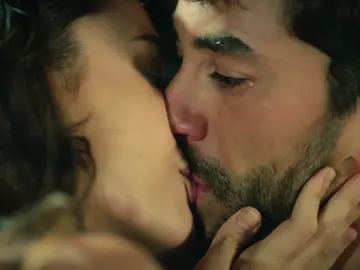 Ayse sella su promesa de amor besando a Ferit: "Curaremos esa herida" Ayse sella su promesa de amor besando a Ferit: "Curaremos esa herida"
