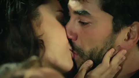 Ayse sella su promesa de amor besando a Ferit: "Curaremos esa herida" Ayse sella su promesa de amor besando a Ferit: "Curaremos esa herida"