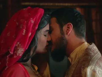 El príncipe Mustafá y Mihrunnisa se dan el 'Sí, quiero' con una promesa de amor  El príncipe Mustafá y Mihrunnisa se dan el 'Sí, quiero' con una promesa de amor