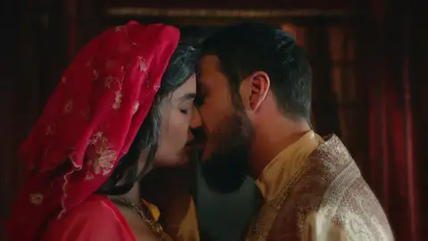 El príncipe Mustafá y Mihrunnisa se dan el 'Sí, quiero' con una promesa de amor El príncipe Mustafá y Mihrunnisa se dan el 'Sí, quiero' con una promesa de amor