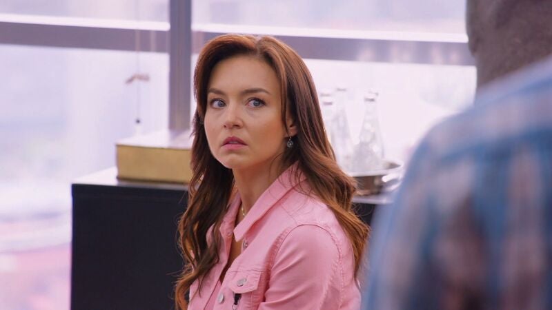 Renata sorprendida con la petición de su jefe Lisandro Mascaró
