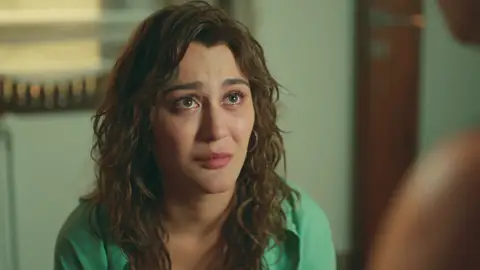 Hande pide a Sumru que la encierre para que no cometa una locura: “Estoy loca, mamá” Hande pide a Sumru que la encierre para que no cometa una locura: “Estoy loca, mamá”