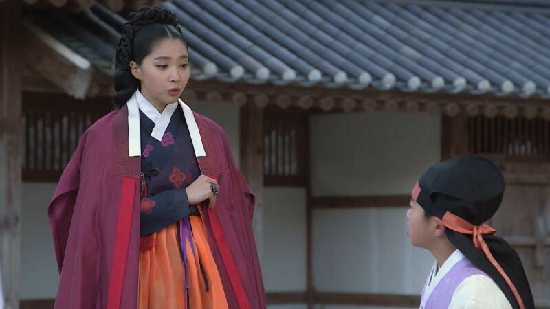 La sorpresa de la mujer de Min Chi-hyung cuando se cruza con Saimdang a la puerta de la escuela