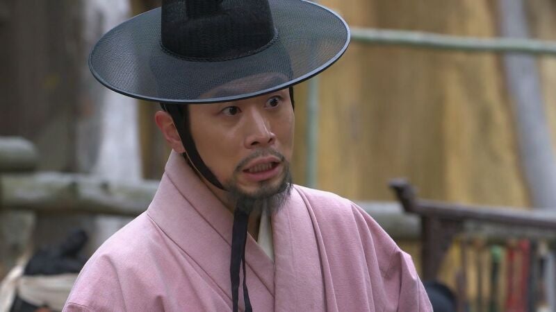 Saimdang intenta vender sus primeras hojas de papel y cae en una trampa