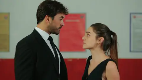 Ferit se convierte en el abogado de Ayse: “Haré todo lo posible para sacarte de aquí” Ferit se convierte en el abogado de Ayse: “Haré todo lo posible para sacarte de aquí”