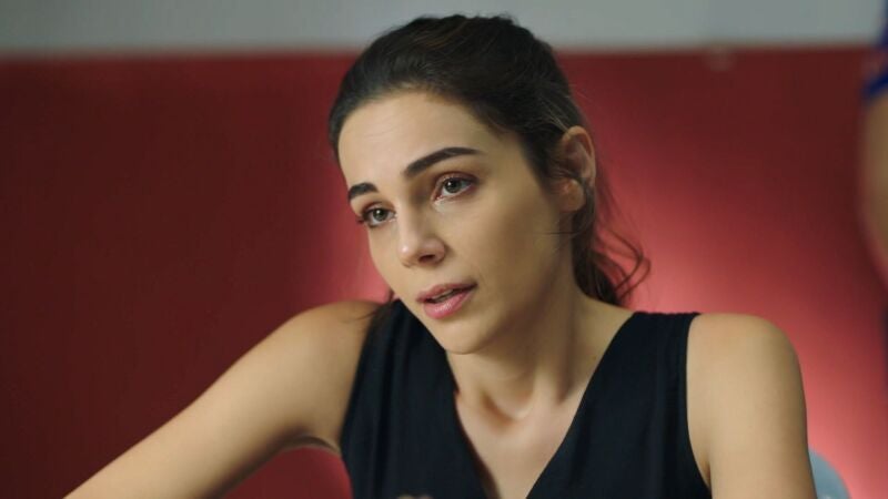 Ayse rechaza la ayuda de Ferit porque piensa que él no cree en su inocencia