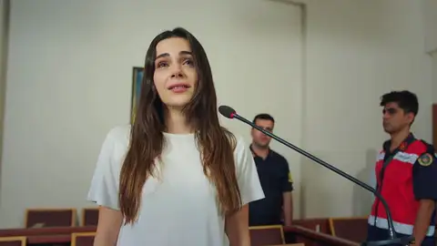 Ayse frente al tribunal Corazón herido