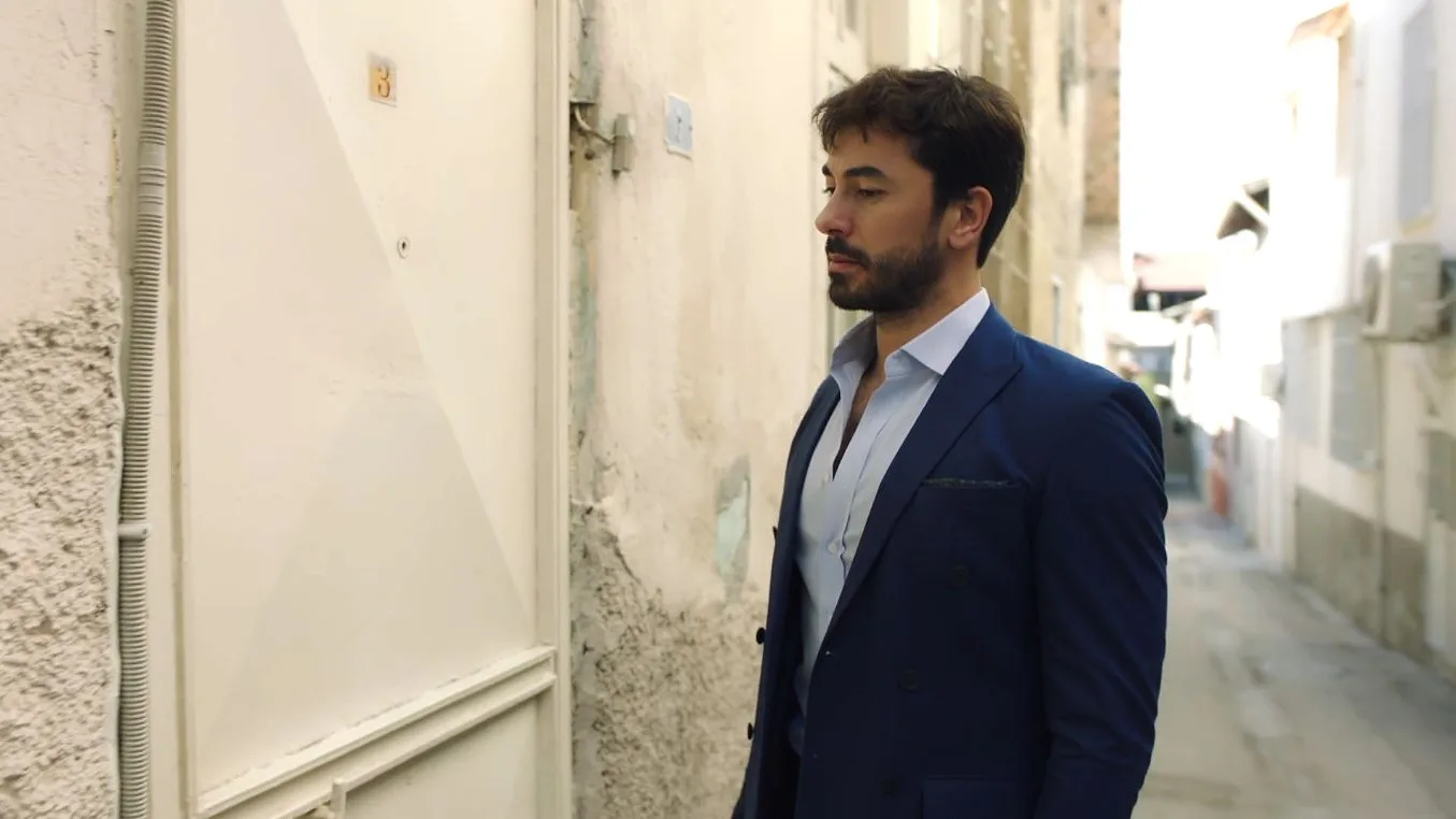 Ferit frente a la puerta de Ayse Corazón herido