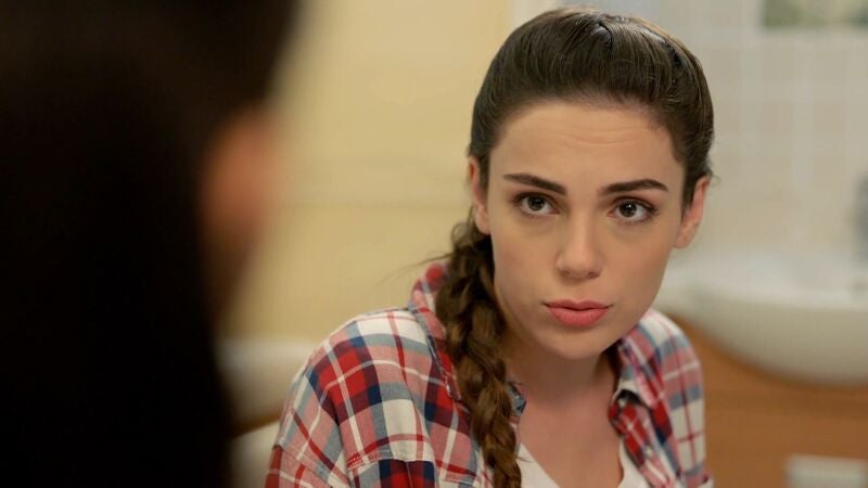 Ayse recibe una noticia inesperada que no sabe cómo gestionar