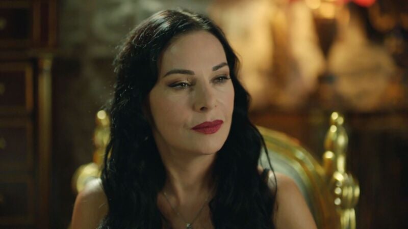 Azade toma cartas en el asunto y despide a la enfermera de su marido Adnan