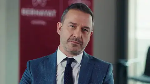 Tanju ofrece a Nazli el puesto de jefe de residentes Nova