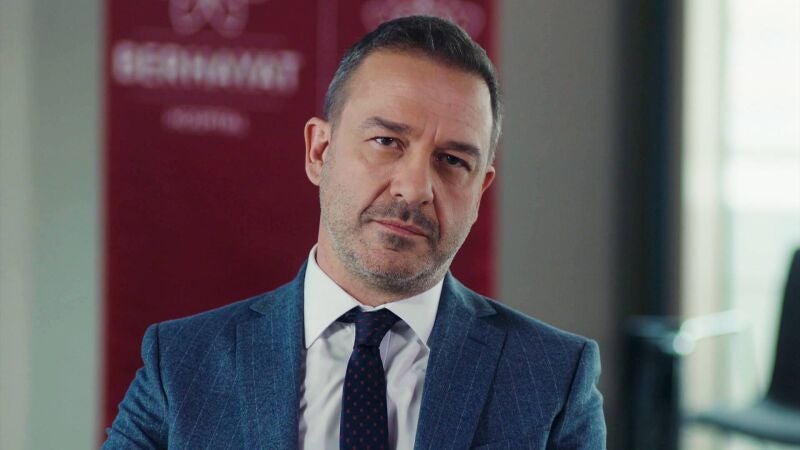 Tanju ofrece a Nazli el puesto de jefe de residentes