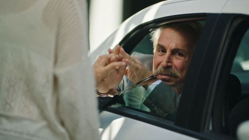 La policía se lleva a Husein, el padre de Hande, detenido acusado de asesinar a Baha