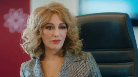 Vuslat toma una decisión importante que cambiará el rumbo del hospital La madre de Ezo, Vuslat, se reúne con el equipo médico y Beli Nova