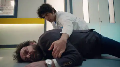 Adil entrega su vida para salvar a Alí Adil entrega su vida para salvar a Alí