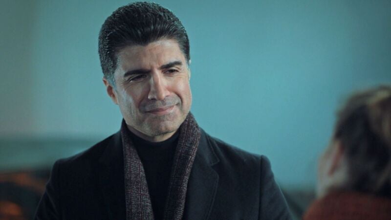 Faruk acude al local donde actúa Süreyya pero la respuesta de ella le deja descolocado