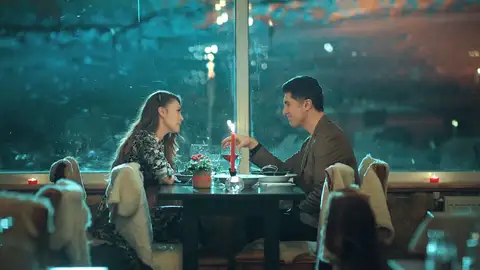 La romántica cena entre Faruk y Süreyya La novia de Estambul