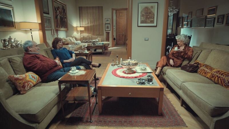 Esma le propone a los padres de Ipek una boda de conveniencia de su hija con uno de sus hijos