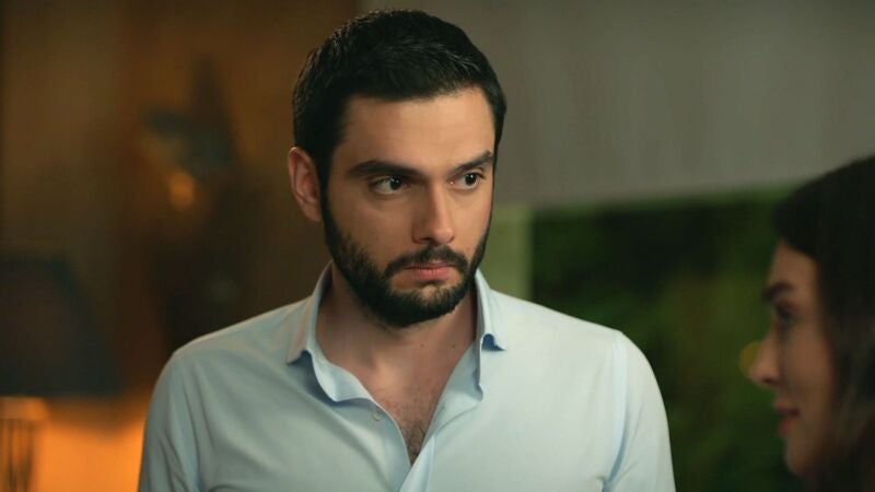 El misterioso cambio de actitud de Betül con su marido Yaman y con Hande