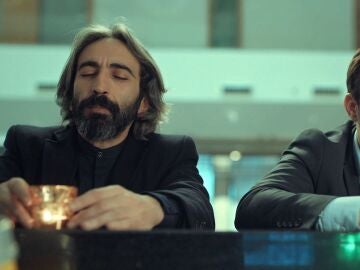 ¿Quien habla con Fikret?