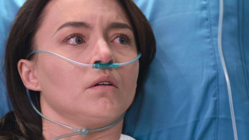 Renata está muy afectada tras conocer la verdadera identidad de su padre biológico