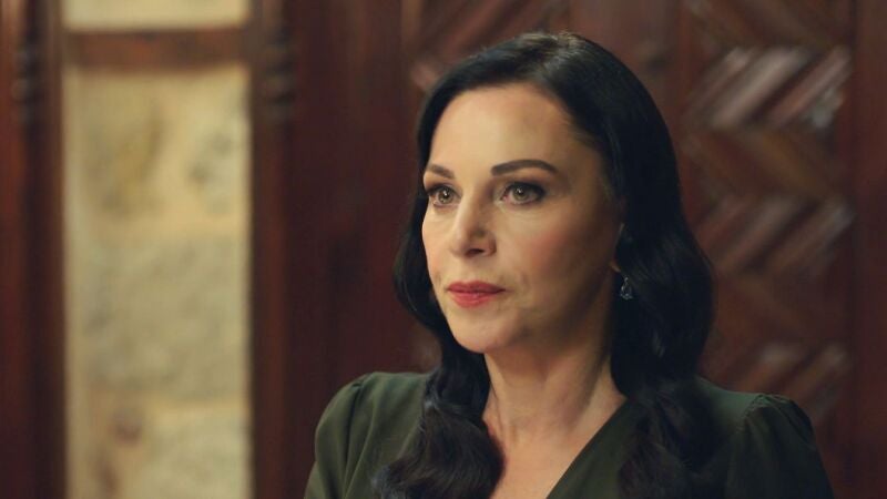 Azade saca toda su 'artillería' contra Adnan delante de sus hijos