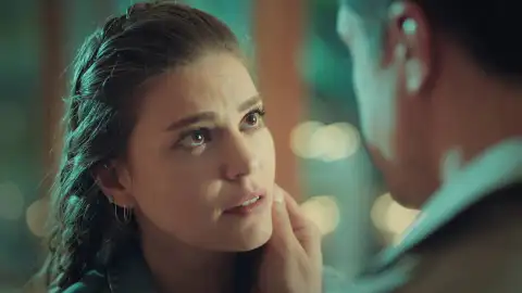 Süreyya organiza una cena romántica para hacer las paces con Faruk Süreyya organiza una cena romántica para hacer las paces con Faruk