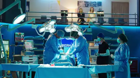 La hija de Tanju ingresa en el hospital en estado grave. La pequeña sufre sufre insufiencia cardiaca, tiene el corazón demasiado grande para su edad y dificultades respiratorias. Para Muhsin, la niña tiene los días contados. Pero, Ferman y Alí no se dan por vencidos y deciden operarla. En el quirófano sufre un paro cardiaco, pero logran estabilizarla. Al final, su hija parece que sobrevivirá. Tanju está muy agradecido con ambos y les felicita por su trabajo. Para él, forman un equipo muy bien compenetrado. La hija de Tanju ingresa en el hospital en estado grave. La pequeña sufre sufre insufiencia cardiaca, tiene el corazón demasiado grande para su edad y dificultades respiratorias. Para Muhsin, la niña tiene los días contados. Pero, Ferman y Alí no se dan por vencidos y deciden operarla. En el quirófano sufre un paro cardiaco, pero logran estabilizarla. Al final, su hija parece que sobrevivirá. Tanju está muy agradecido con ambos y les felicita por su trabajo. Para él, forman un equipo muy bi...
