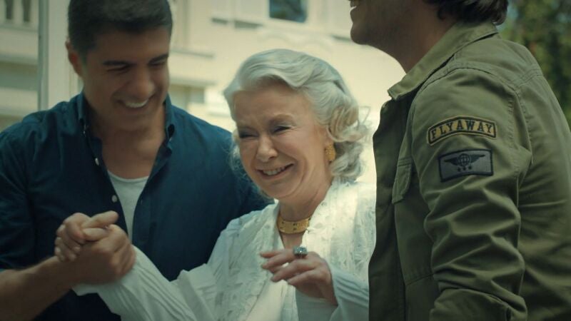 Es el día de la madre y todos los hijos le dan una gran sorpresa a Esma