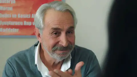 Husein recurre a Azade para lograr que ella le pague la fianza y poder salir de la cárcel a cambio de una noticia impactante Husein recurre a Azade para lograr que ella le pague la fianza y poder salir de la cárcel a cambio de una noticia impactante