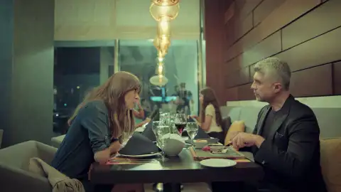 La cena sorpresa que los hermanos de Faruk le organizan con Süreyya y que acaba siendo un desastre La cena sorpresa que los hermanos de Faruk le organizan con Süreyya y que acaba siendo un desastre