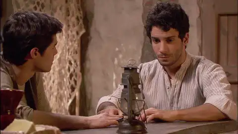 La vida de Juan está en juego si alguien descubre su gran secreto  La vida de Juan está en juego si alguien descubre su gran secreto