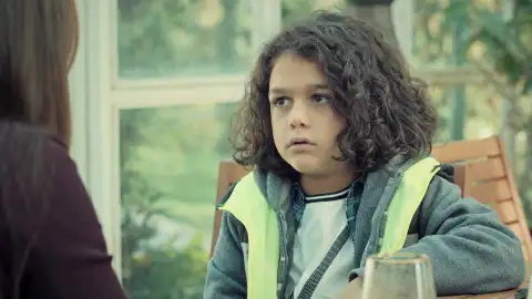 Begüm confiesa a Emir que su padre es Faruk y así reacciona el pequeño Begüm confiesa a Emir que su padre es Faruk y así reacciona el pequeño
