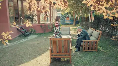 Después de darle muchas vueltas, Süreyya, por fin, ya sabe qué hacer con su vida. Tiene pensado mudarse a Estambul y así se lo hace saber a Faruk. Al despedirse de él, le pide que se olvide de ella, pero su todavía marido sigue locamente enamorado de ella y le asegura que no volverá a estar con otra mujer. "No comenzaré otra vida con Begüm ni con otra mujer, solo quiero estar contigo", la revela el hijo de Esma. Después de darle muchas vueltas, Süreyya, por fin, ya sabe qué hacer con su vida. Tiene pensado mudarse a Estambul y así se lo hace saber a Faruk. Al despedirse de él, le pide que se olvide de ella, pero su todavía marido sigue locamente enamorado de ella y le asegura que no volverá a estar con otra mujer. "No comenzaré otra vida con Begüm ni con otra mujer, solo quiero estar contigo", la revela el hijo de Esma.