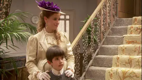 Angustias regresa a la casona tras salir del sanatorio donde ha estado internada Angustias regresa a la casona tras salir del sanatorio donde ha estado internada