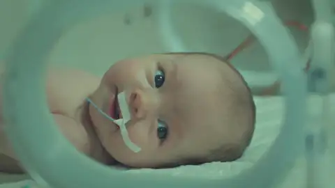 ¡Máxima emoción! Fikret conoce, por primera vez, a su hija ¡Máxima emoción! Fikret conoce, por primera vez, a su hija