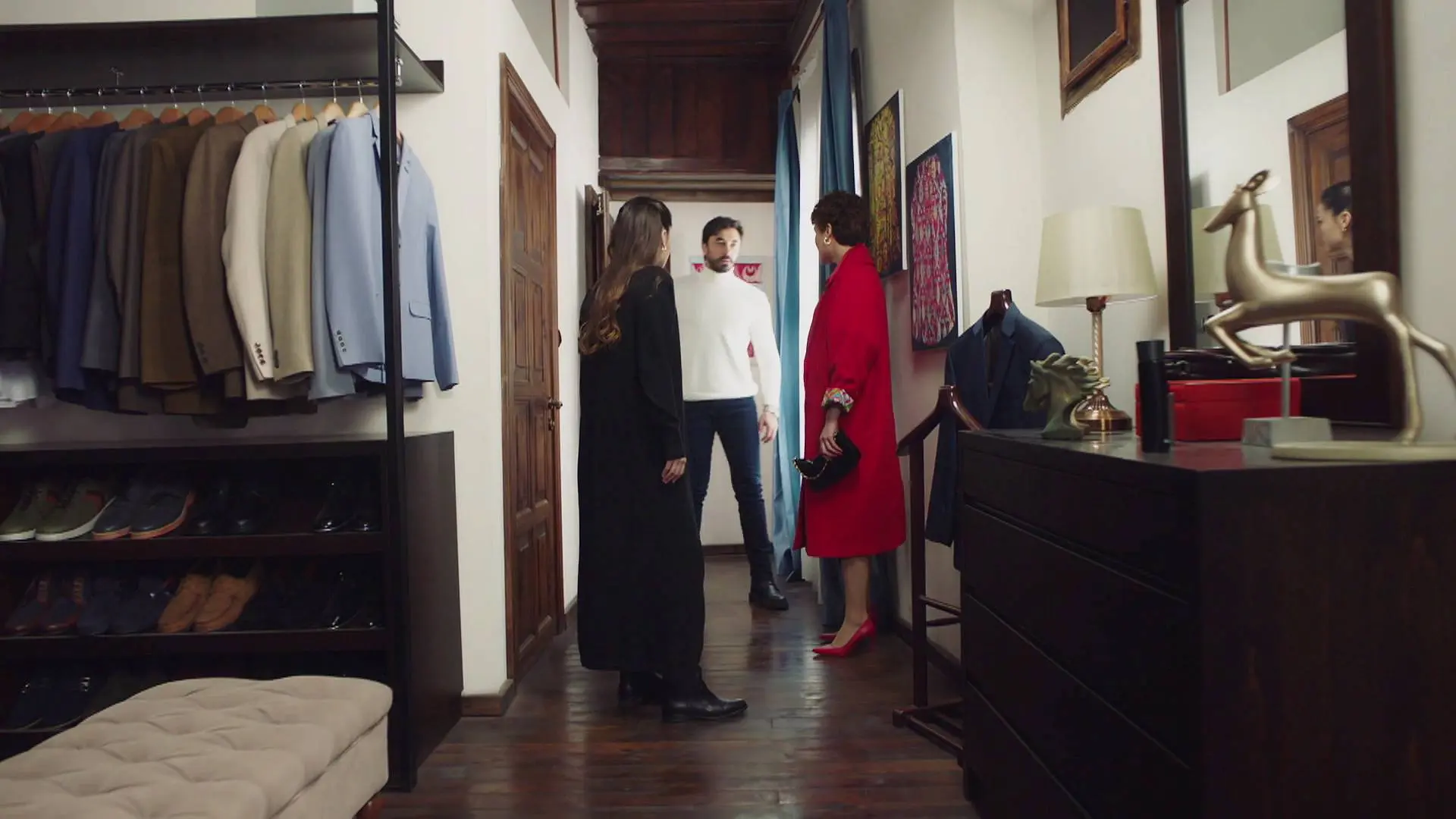 Tenso encontronazo entre Hande y Ayse: "No me empujes que voy a tener un beb&eacute;"